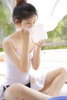 男生强行扒了女生的衣服视频